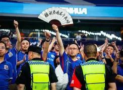 窗口期上海海港迎来里程碑：西甲节点到来，球迷炸锅，团队化学反应显著(海港比赛延期可全力备战上海德比)