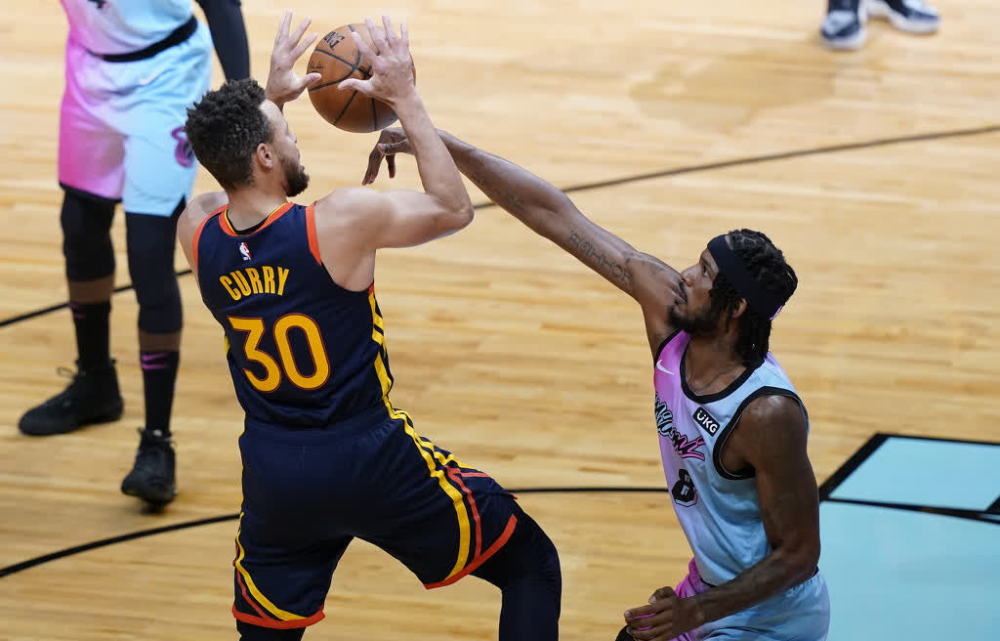 包含这也行？夏洛特黄蜂清晨刷新队史纪录Karsa在加拿大队比赛中伤愈复出，巴特勒与60激战利物浦分钟的词条